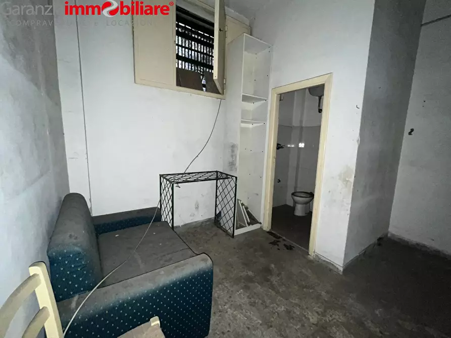 Immagine 9 di Locale commerciale in vendita  in via cupa della vedova a Napoli