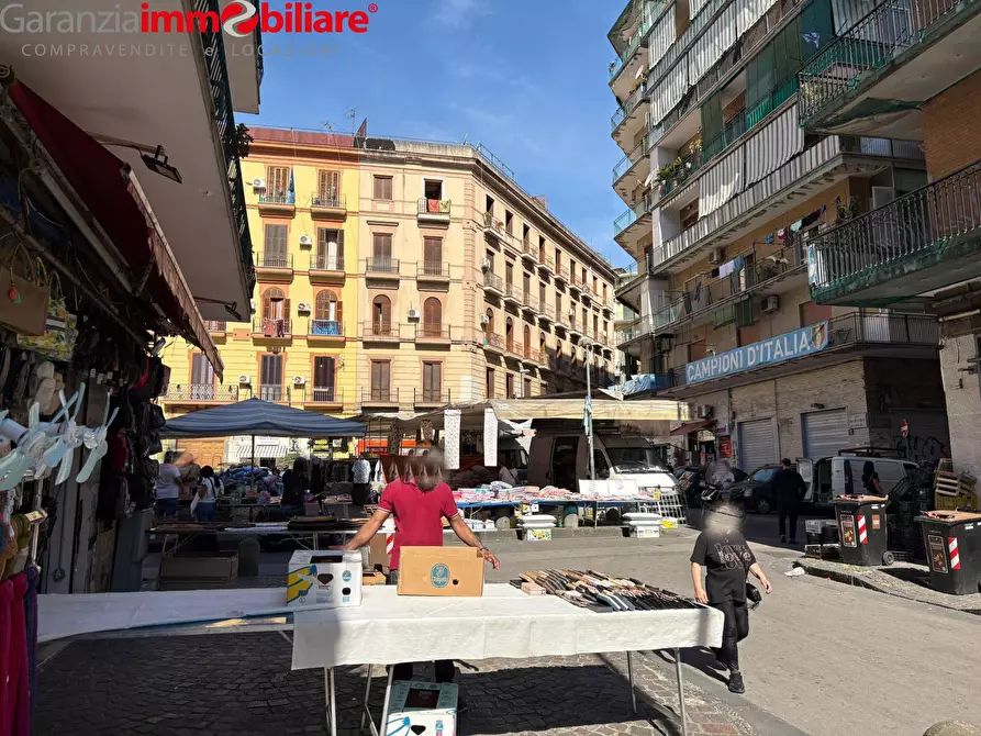locale commerciale in vendita a Napoli in zona San Carlo all'Arena