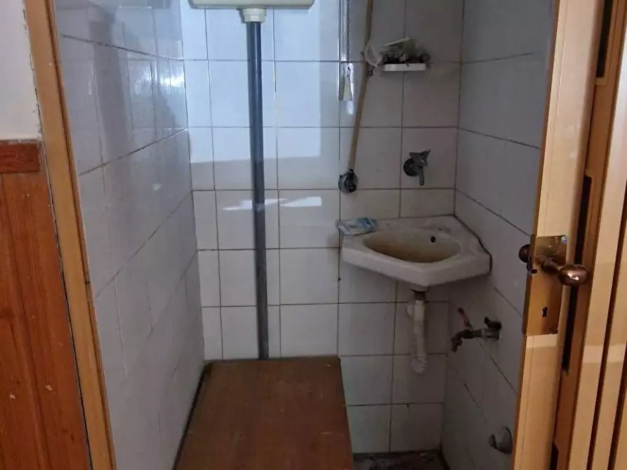 Immagine 8 di Locale commerciale in vendita  a Napoli