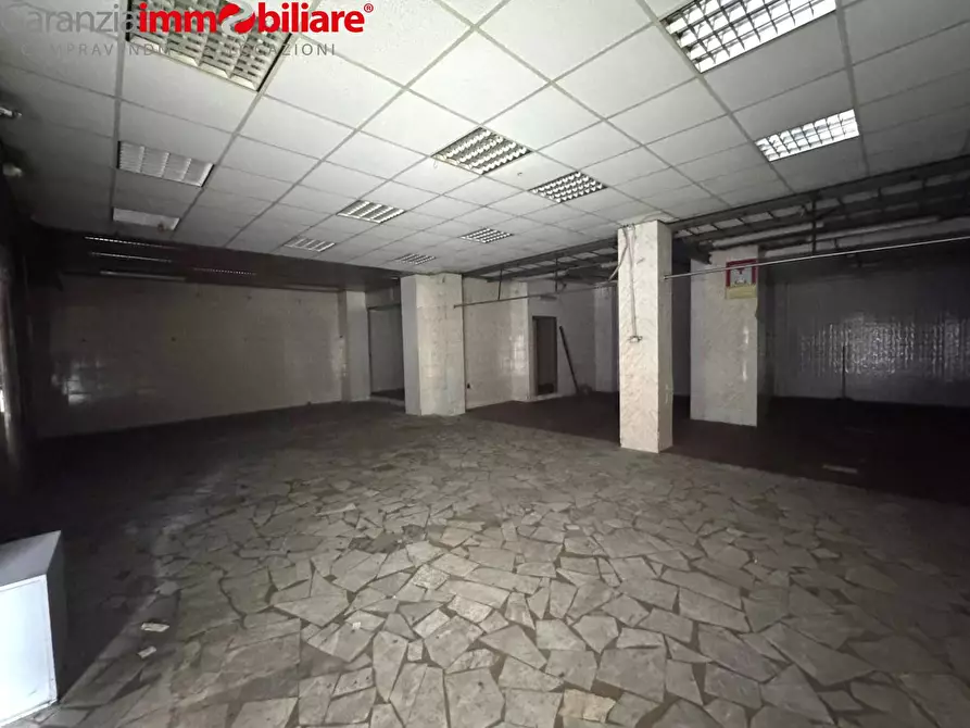 Immagine 2 di Locale commerciale in vendita  in Via Giuseppe Zurlo a Napoli