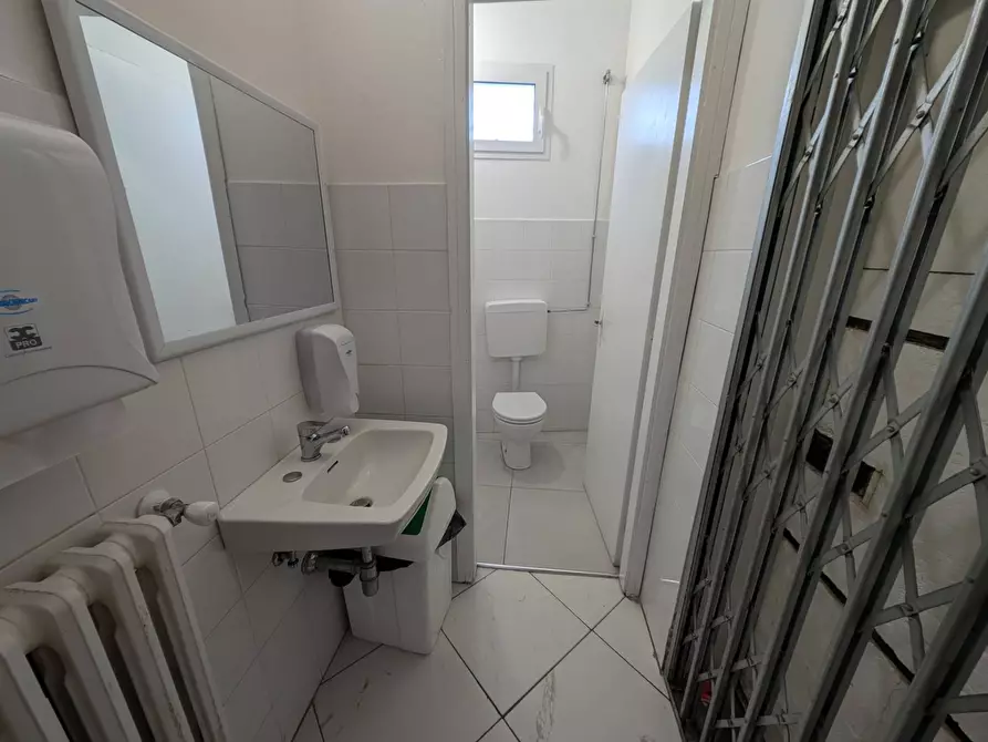 Immagine 12 di Attività commerciale in vendita  in via chiesa 124 a Ferrara