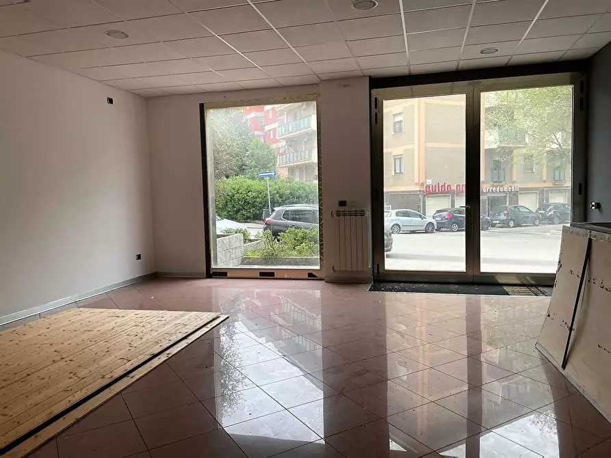 Immagine 5 di Locale commerciale in affitto  in Londra 5 a Sassari