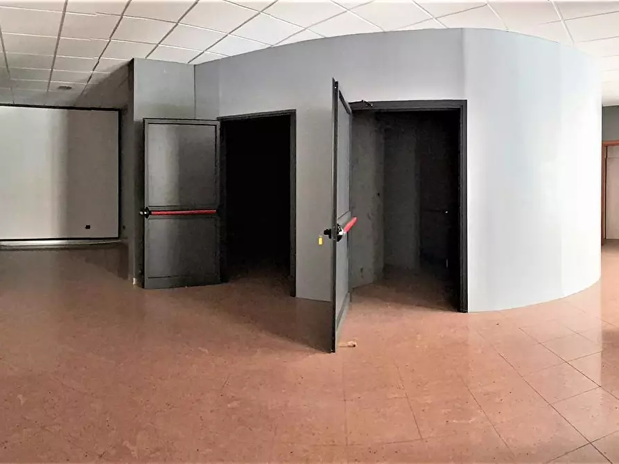 Immagine 6 di Locale commerciale in affitto  in Londra 5 a Sassari