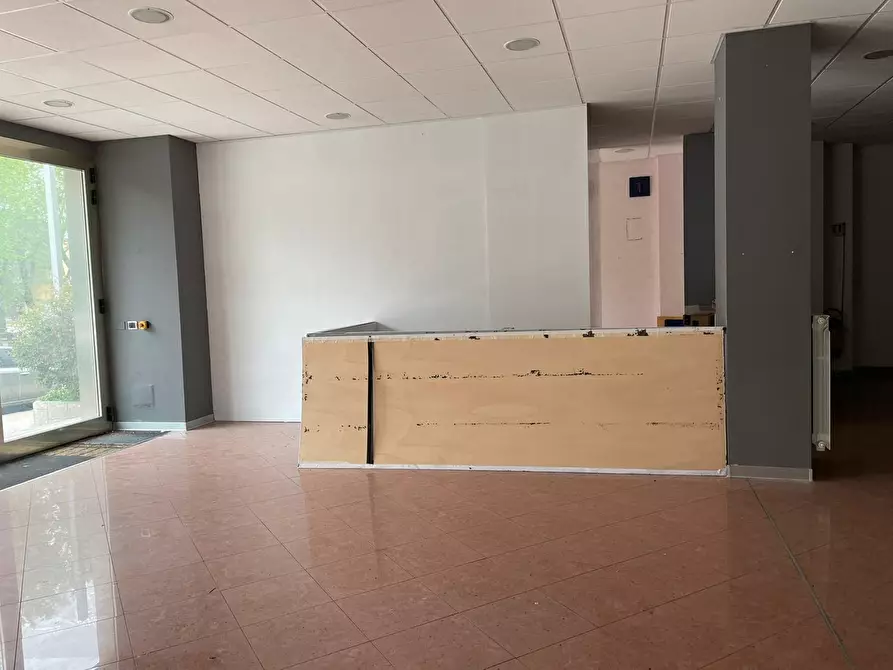 Immagine 4 di Locale commerciale in affitto  in Londra 5 a Sassari