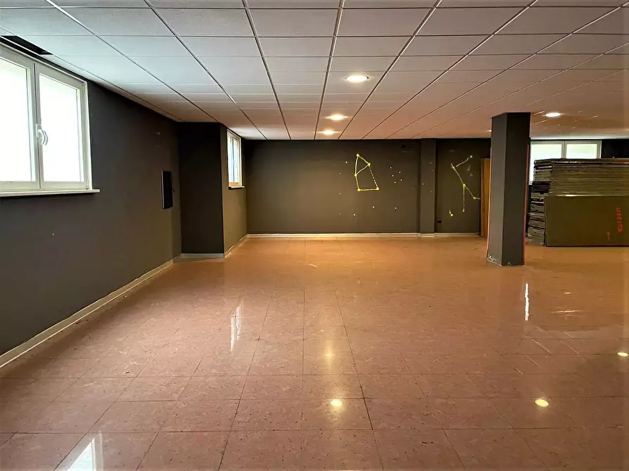 Immagine 7 di Locale commerciale in affitto  in Londra 5 a Sassari