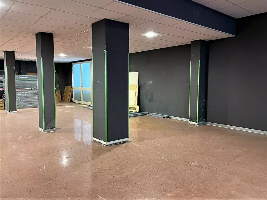 Immagine 9 di Locale commerciale in affitto  in Londra 5 a Sassari