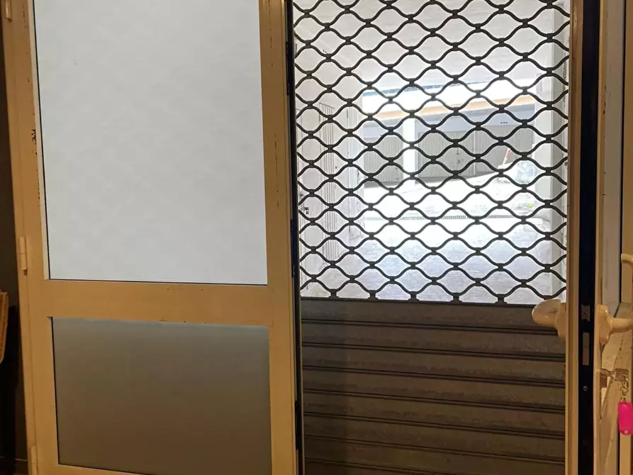 Immagine 10 di Locale commerciale in affitto  in Londra 5 a Sassari