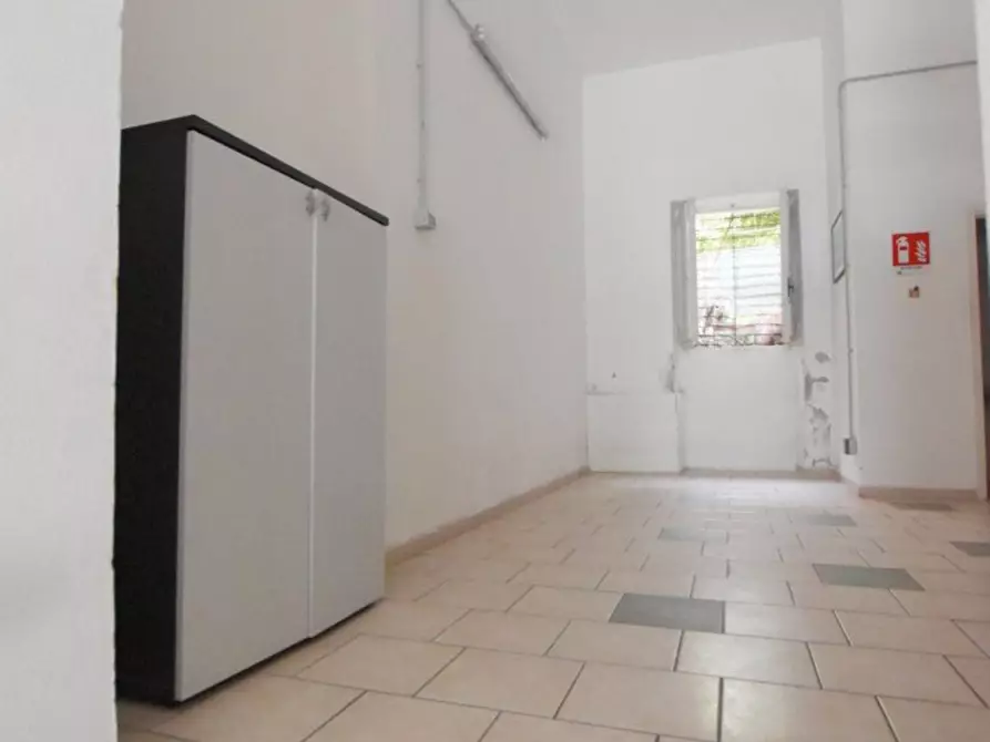 Immagine 8 di Locale commerciale in affitto  in Napoli 78 a Sassari