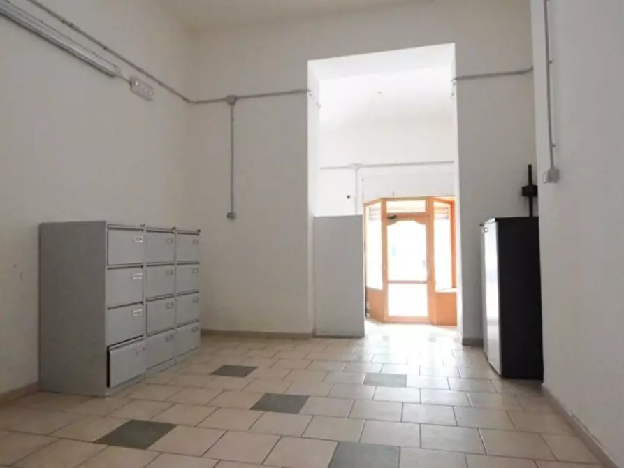 Immagine 10 di Locale commerciale in affitto  in Napoli 78 a Sassari