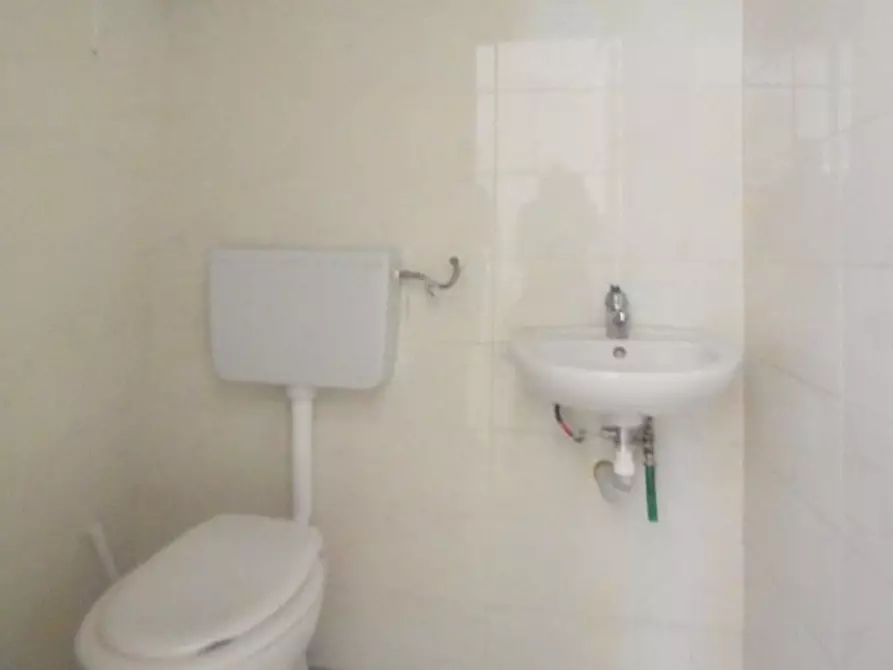 Immagine 11 di Locale commerciale in affitto  in Napoli 78 a Sassari