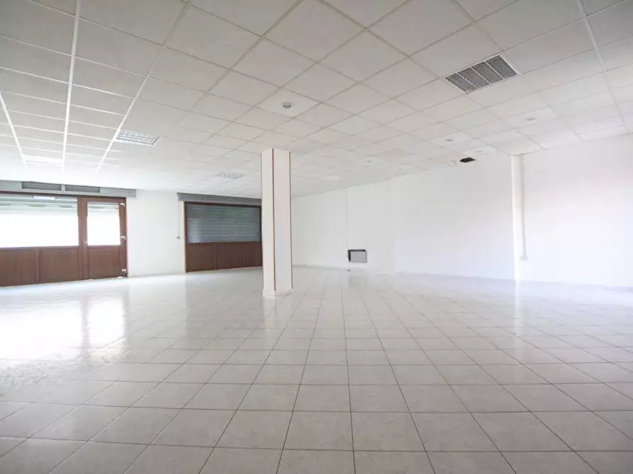 Immagine 2 di Locale commerciale in vendita  in VIA BIASI 5 a Nuoro