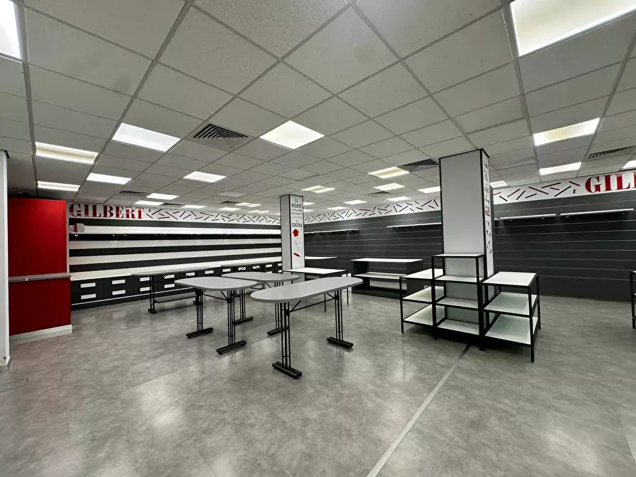 Immagine 8 di Locale commerciale in vendita  in via Lo Frasso 36 a Alghero