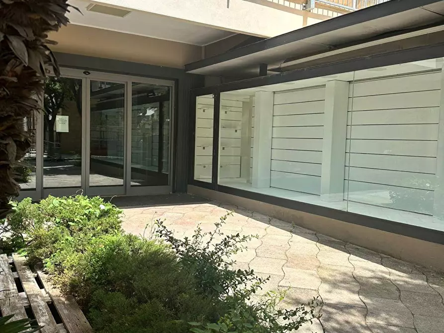 Immagine 12 di Locale commerciale in vendita  in via Lo Frasso 36 a Alghero