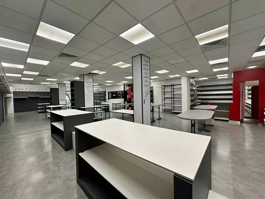 Immagine 10 di Locale commerciale in vendita  in via Lo Frasso 36 a Alghero