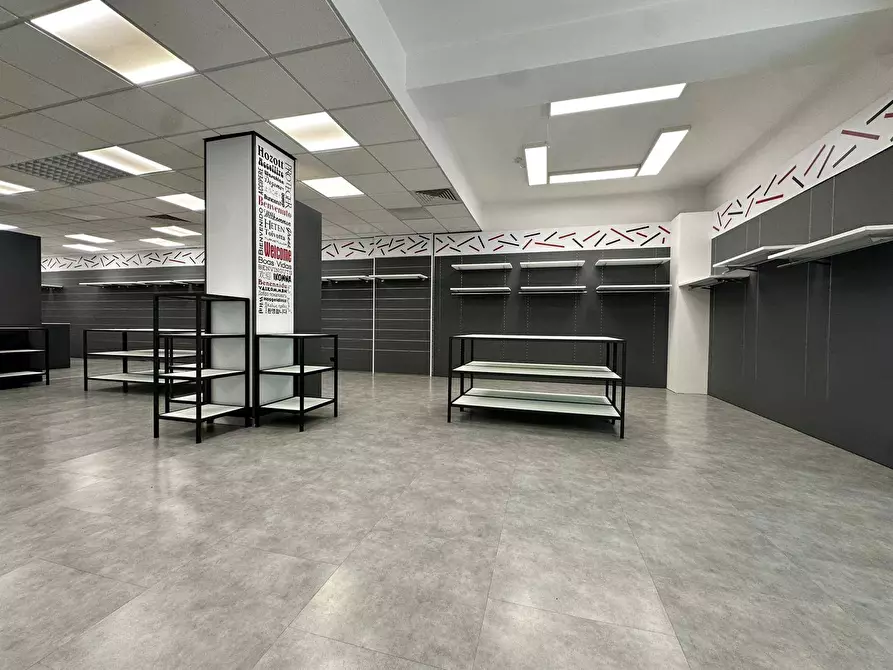 Immagine 7 di Locale commerciale in affitto  in via Lo Frasso 36 a Alghero