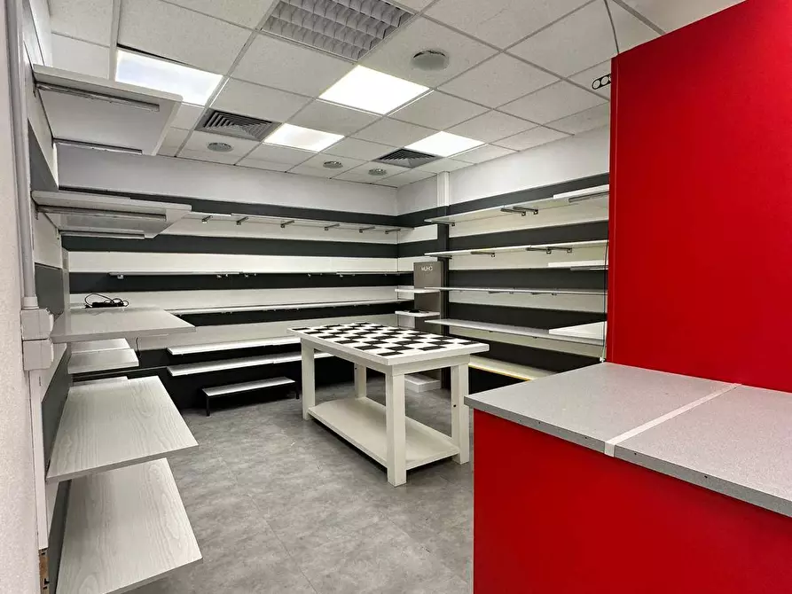 Immagine 9 di Locale commerciale in affitto  in via Lo Frasso 36 a Alghero