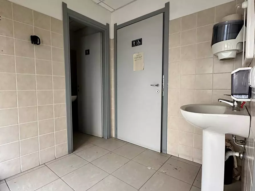 Immagine 11 di Locale commerciale in affitto  in viale Aldo Moro 243 a Olbia