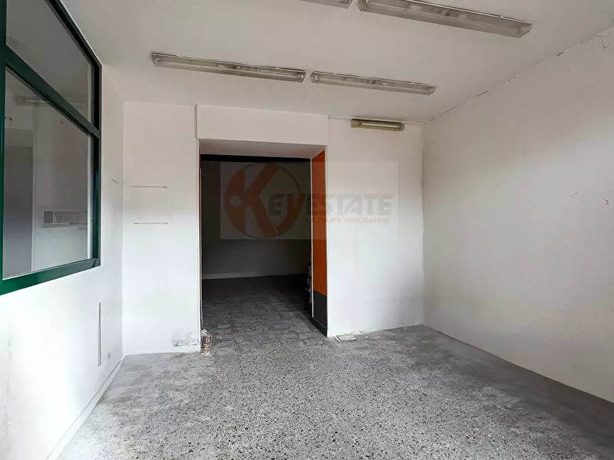 Immagine 3 di Locale commerciale in vendita  in via monsignor saba 11 a Sassari