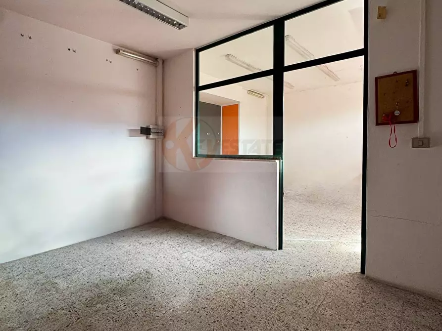 Immagine 4 di Locale commerciale in vendita  in via monsignor saba 11 a Sassari