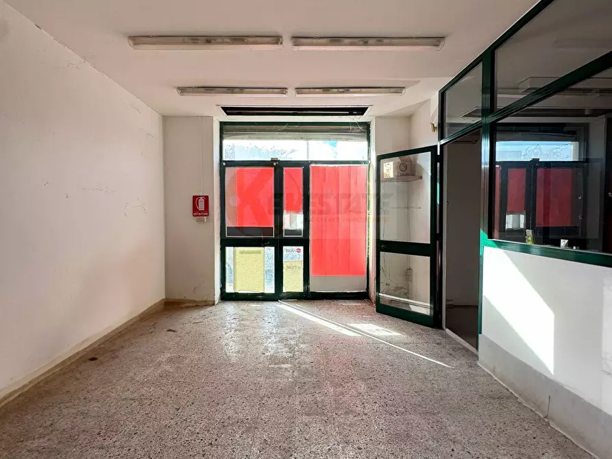 Immagine 5 di Locale commerciale in vendita  in via monsignor saba 11 a Sassari