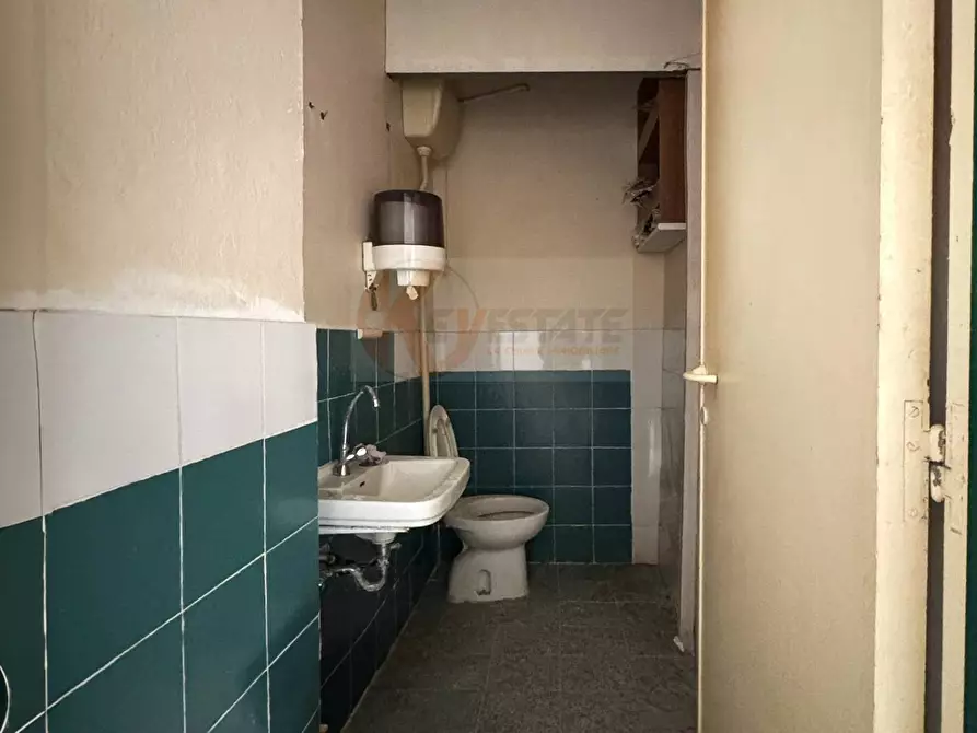 Immagine 10 di Locale commerciale in vendita  in via monsignor saba 11 a Sassari