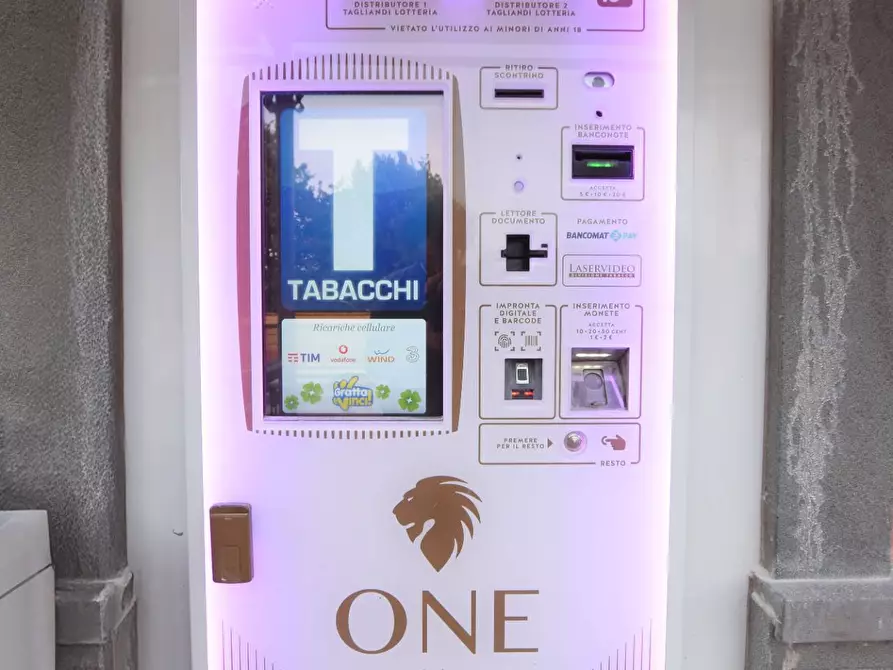 Immagine 13 di Locale commerciale in vendita  in via domenico millelire 57 a Sassari