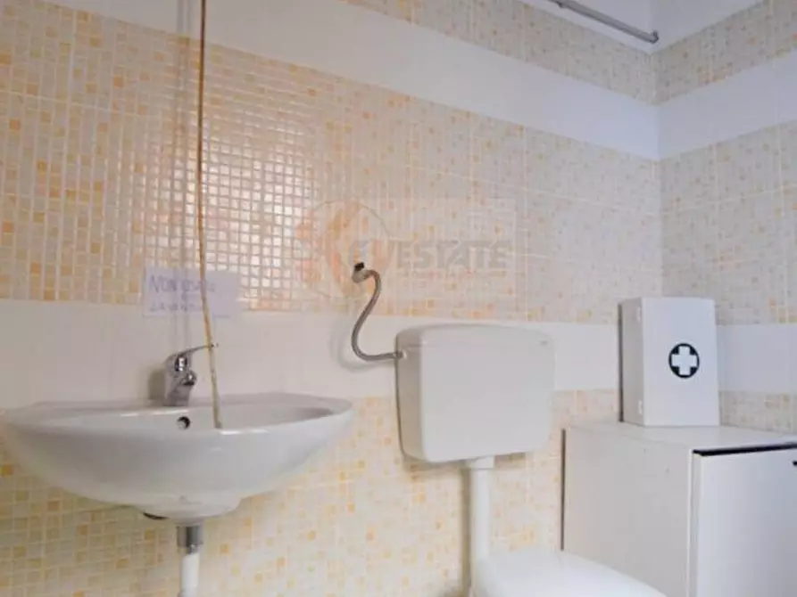 Immagine 16 di Locale commerciale in vendita  in VIA TRIESTE 20 a Nuoro