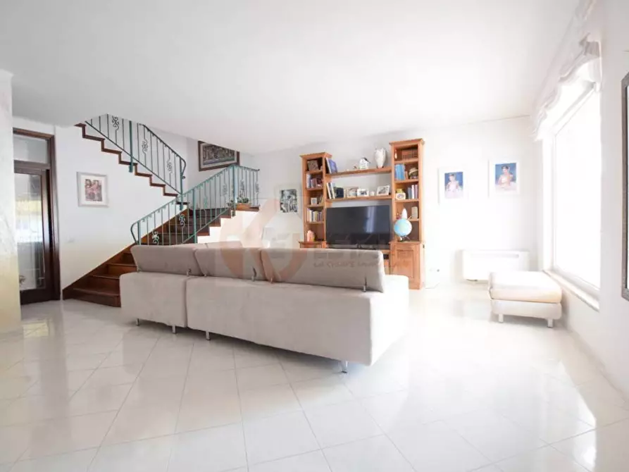 Immagine 10 di Villetta a schiera in vendita  in VIA CUCCA 46 a Nuoro