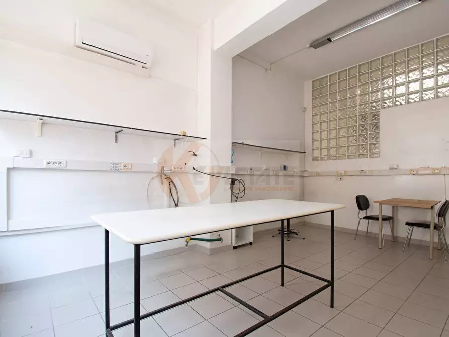 Immagine 8 di Locale commerciale in vendita  in via Sassari 61 a Porto Torres