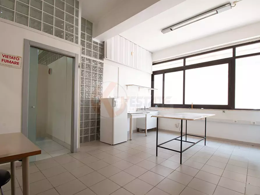 Immagine 9 di Locale commerciale in vendita  in via Sassari 61 a Porto Torres