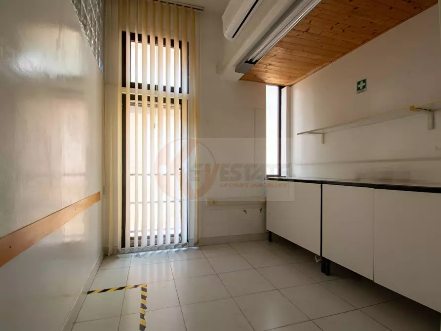 Immagine 18 di Locale commerciale in vendita  in via Sassari 61 a Porto Torres