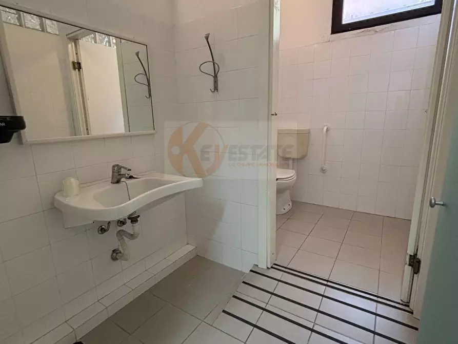 Immagine 21 di Locale commerciale in vendita  in via Sassari 61 a Porto Torres