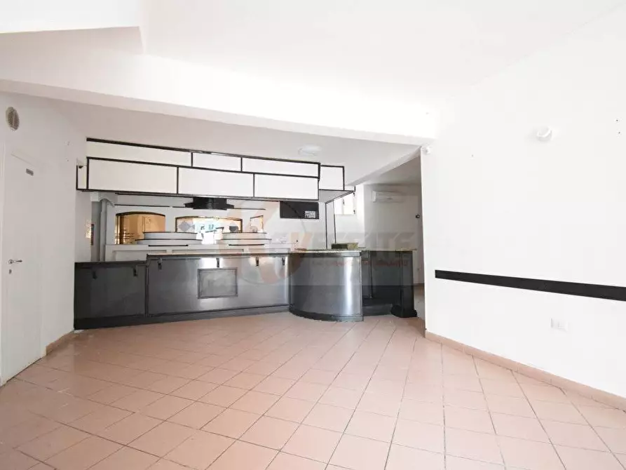 Immagine 2 di Locale commerciale in vendita  in piazza Garibaldi 8 a Banari