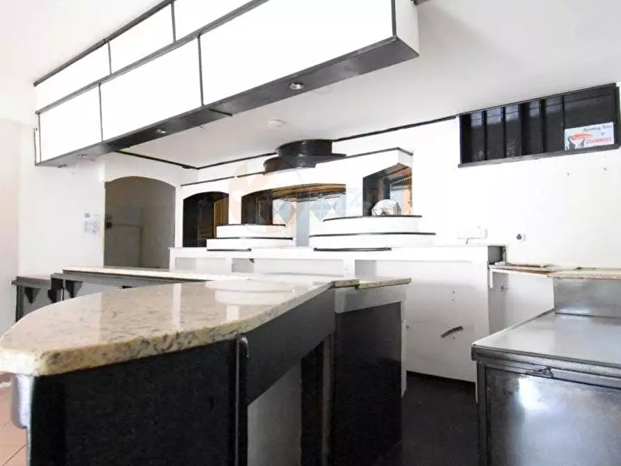 Immagine 9 di Locale commerciale in vendita  in piazza Garibaldi 8 a Banari