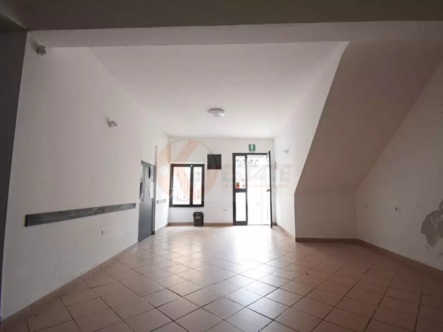 Immagine 12 di Locale commerciale in vendita  in piazza Garibaldi 8 a Banari