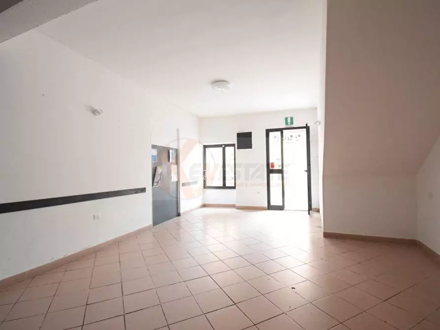 Immagine 18 di Locale commerciale in vendita  in piazza Garibaldi 8 a Banari