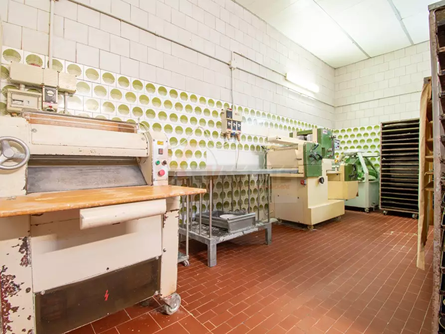 Immagine 11 di Attività commerciale in vendita  in via Roma 49 a Osilo