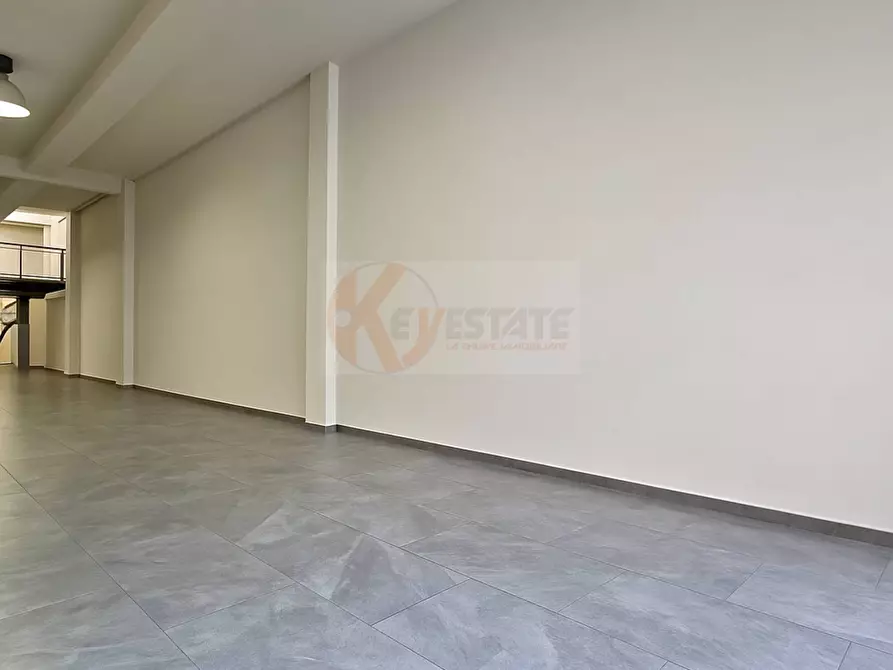 Immagine 8 di Locale commerciale in vendita  in via Rossini a Cagliari