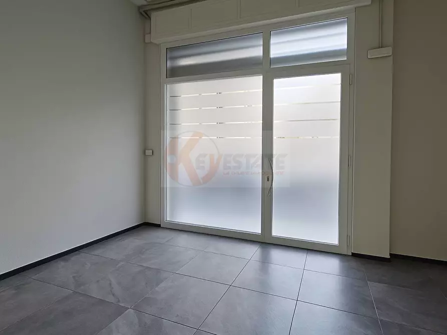 Immagine 9 di Locale commerciale in vendita  in via Rossini a Cagliari