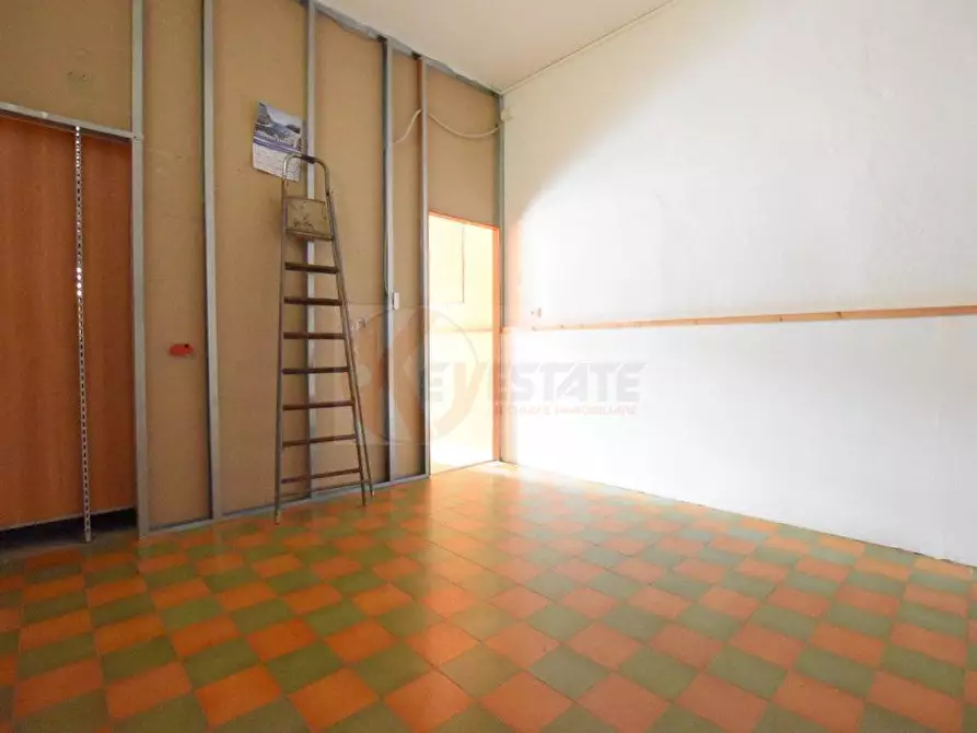 Immagine 10 di Locale commerciale in vendita  in via stanis manca a Sassari