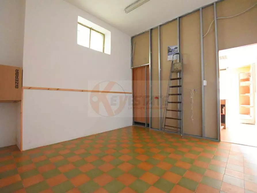 Immagine 12 di Locale commerciale in vendita  in via stanis manca a Sassari