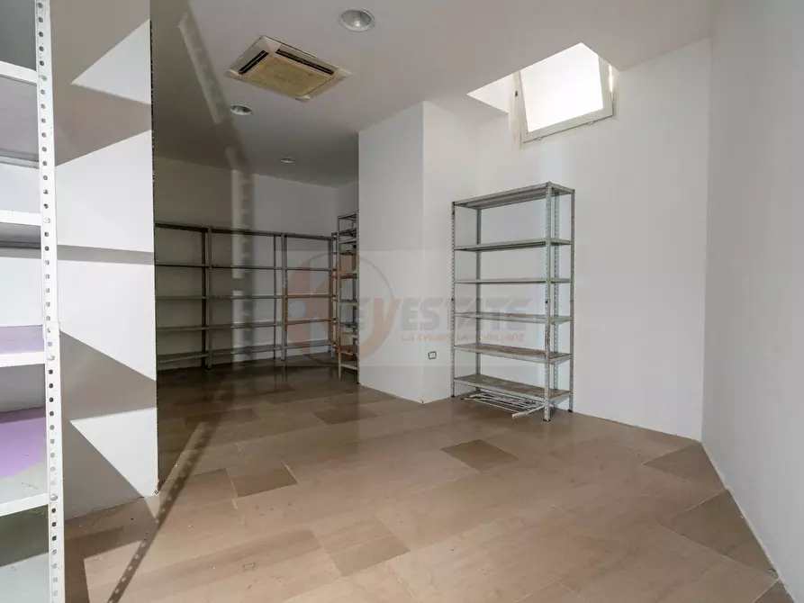 Immagine 13 di Locale commerciale in vendita  in Largo Cavallotti 18 a Sassari