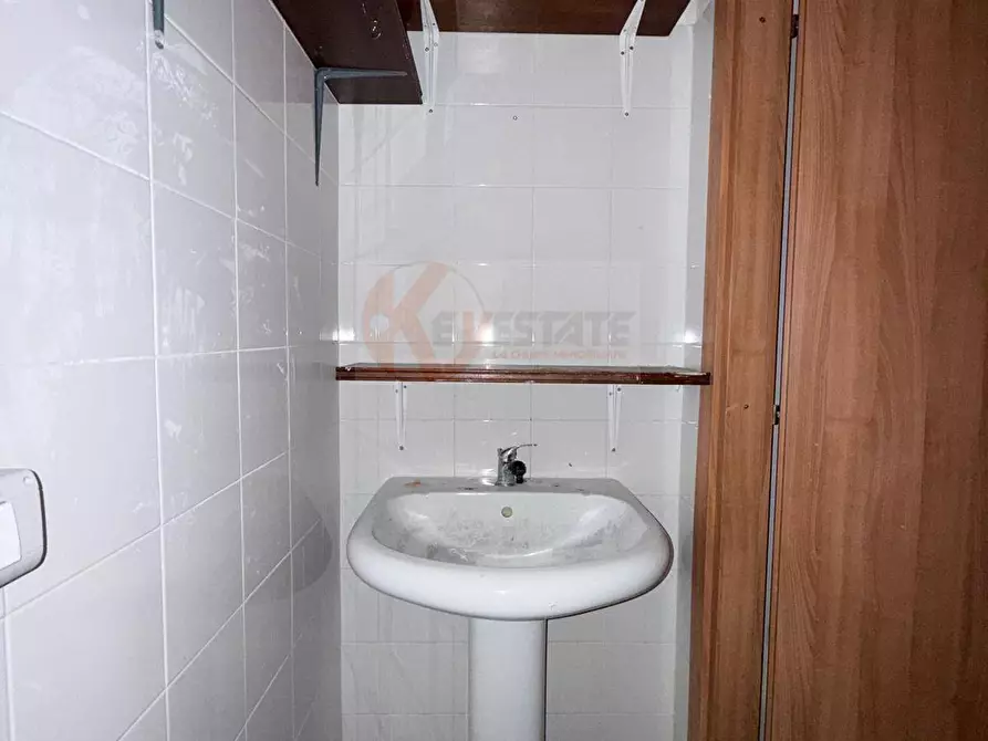 Immagine 19 di Locale commerciale in vendita  in via Grazia Deledda 55 a Sassari