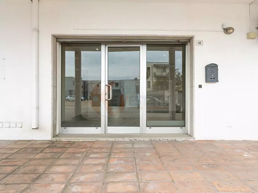 Immagine 2 di Locale commerciale in vendita  in Via Meucci 14 a Olbia