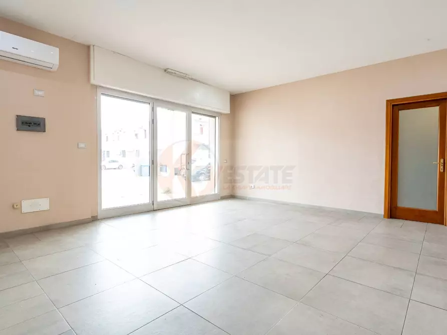 Immagine 8 di Locale commerciale in vendita  in Via Meucci 14 a Olbia