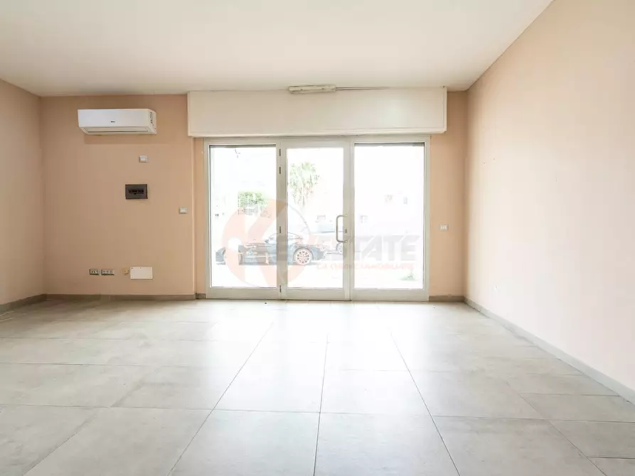 Immagine 10 di Locale commerciale in vendita  in Via Meucci 14 a Olbia