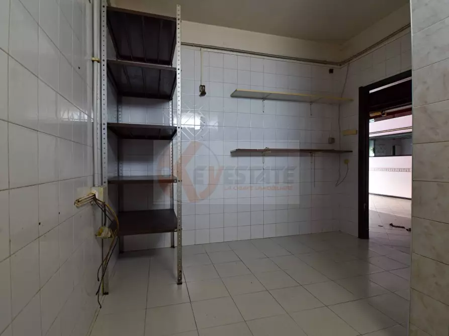 Immagine 12 di Locale commerciale in vendita  in via Giovanni Amendola 80 a Sassari