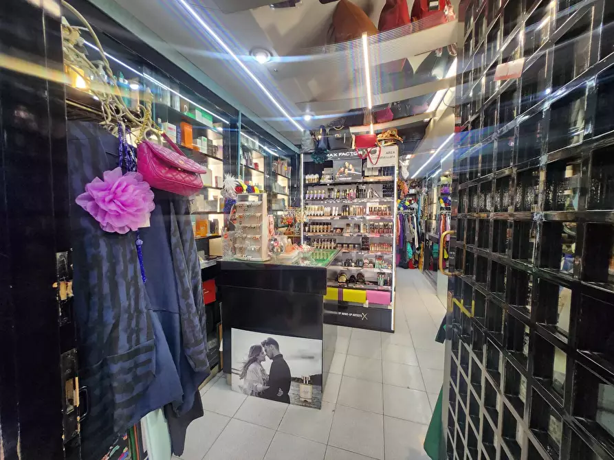 Immagine 2 di Attività commerciale in vendita  in Via Roma 132 a Sassari