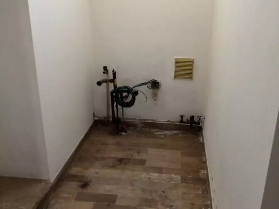 Immagine 6 di Locale commerciale in vendita  a Lugo