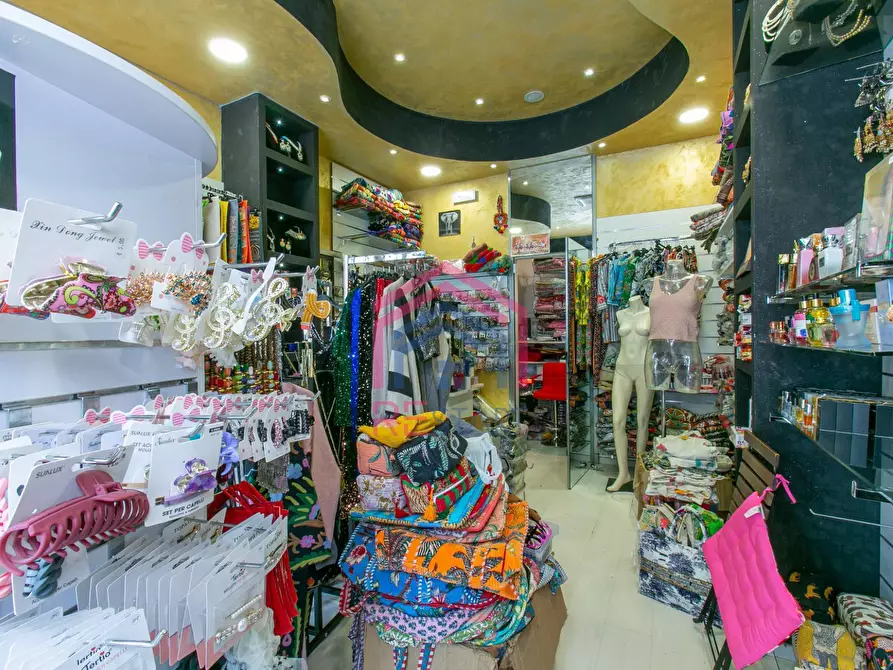 Immagine 5 di Negozio in affitto  in Via Roma 188 a Pomezia